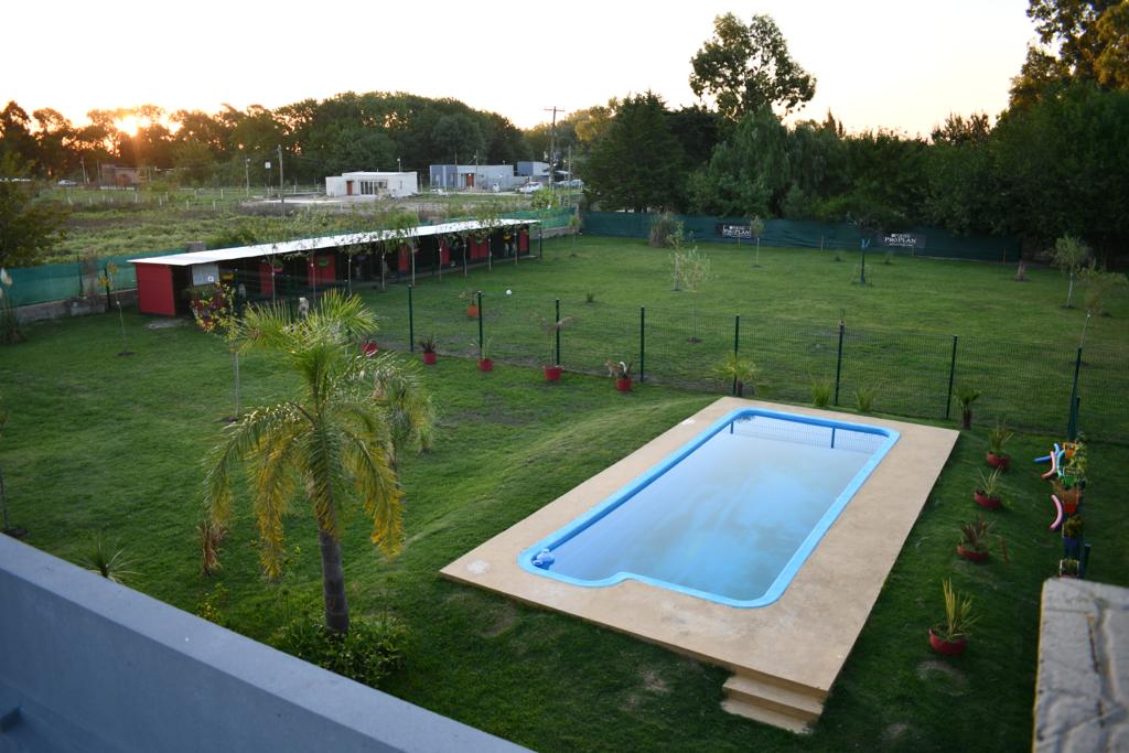 Parque amplio, caniles y pileta/piscina de las instalaciones de InuTravels