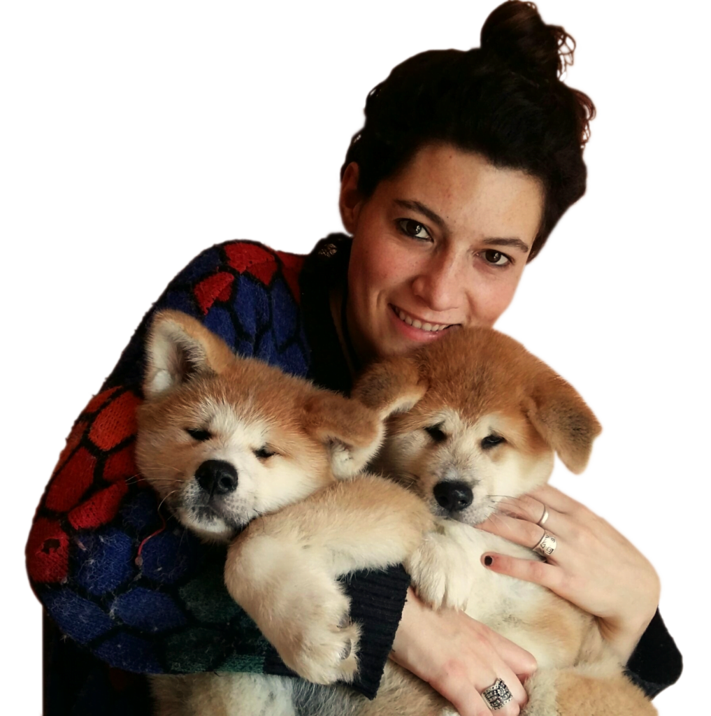 Denise, fundadora de Inu Travels, con sus dos akitas, una familia feliz con sus mascotas