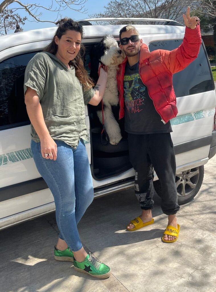 Familia feliz de Inu Travels, Mao, perro de Ricky Montaner