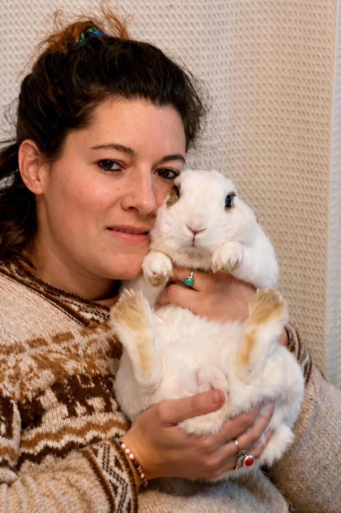 Denise con los conejos Vika y Lito