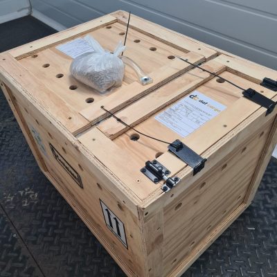 Entrega Inu Travels de animal exótico, Caja transportadora