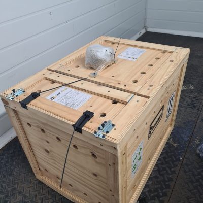 Entrega Inu Travels de animal exótico, Caja transportadora