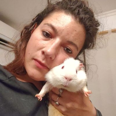 Entrega Inu Travels de animal exótico, Denise con cobayo blanco