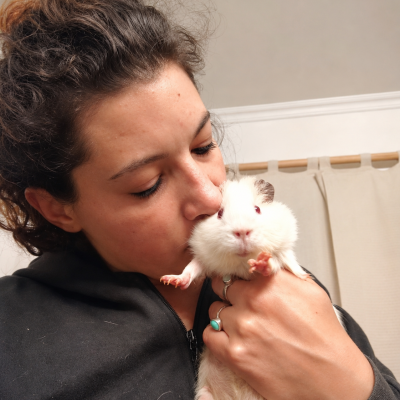 Denise con cobayo blanco 2