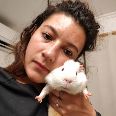 Denise con cobayo blanco
