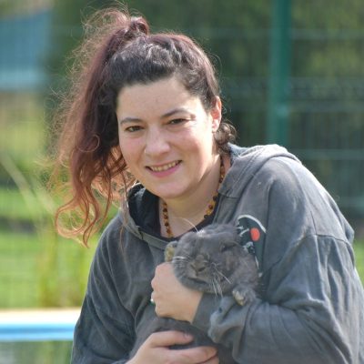 Denise con conejo