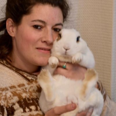 Denise con los conejos Vika y Lito