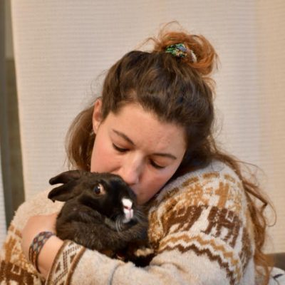 Denise con los conejos Vika y Lito