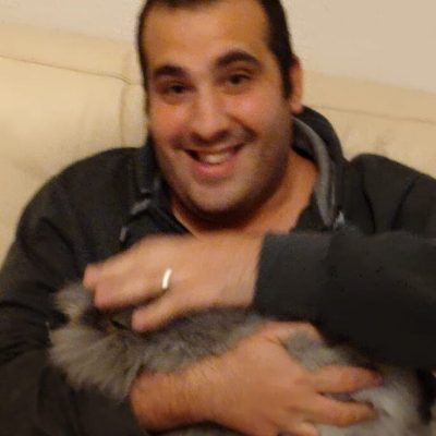 Ignacio con su conejo cabeza de león Dante, entrega de Inu Travels, traslado internacional de mascotas y animales exóticos